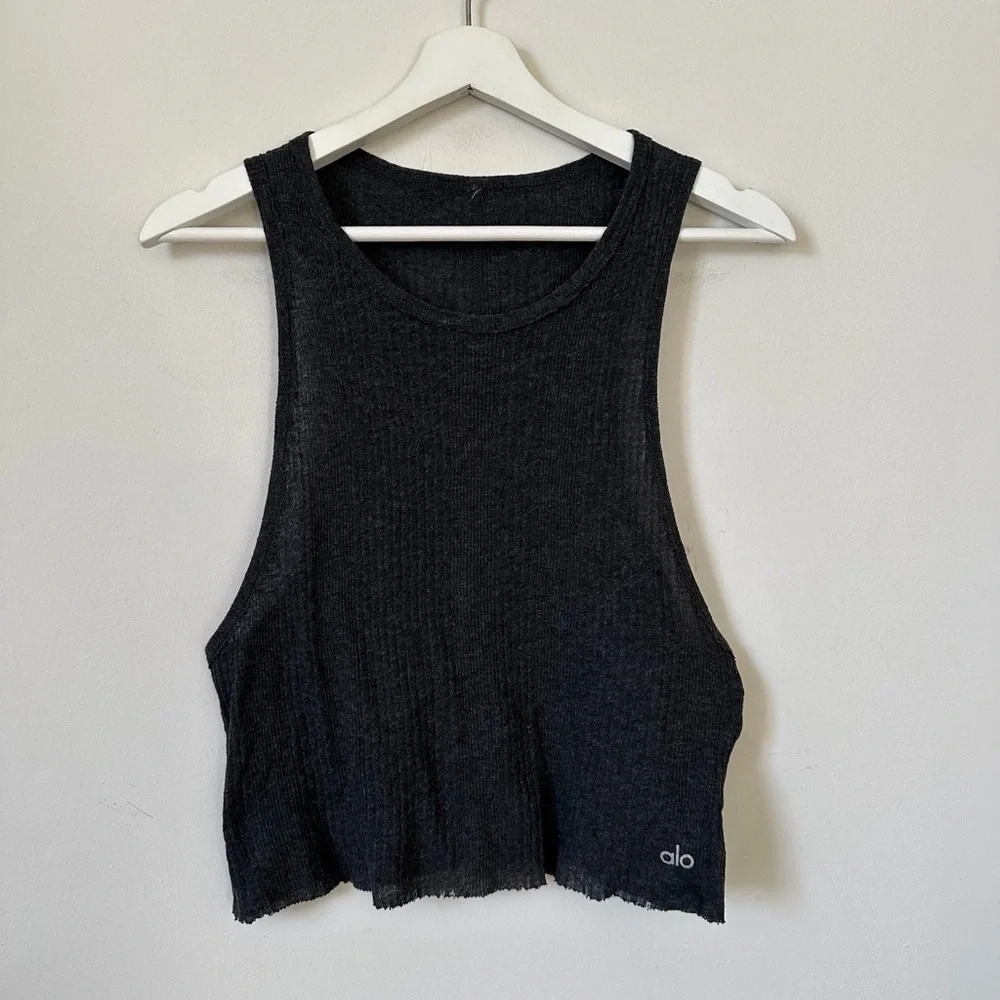 ALO Yoga Dark Gray Cropped Muscle Tank Top Ribbed Raw Hem Athleisure S/M